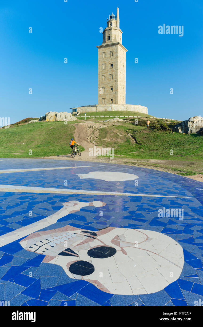 Tour d'Hercule phare romain et grande mosaïque du crâne sur le sol, la ville de La Corogne, Galice, Espagne Banque D'Images