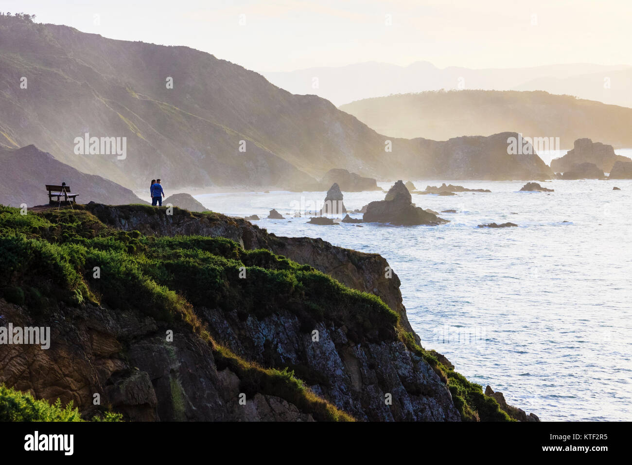 Les voyageurs à la recherche au coucher du soleil à l'Loiba (falaises de Loiba Acantilados) province de La Corogne, Galice, Espagne, Europe Banque D'Images
