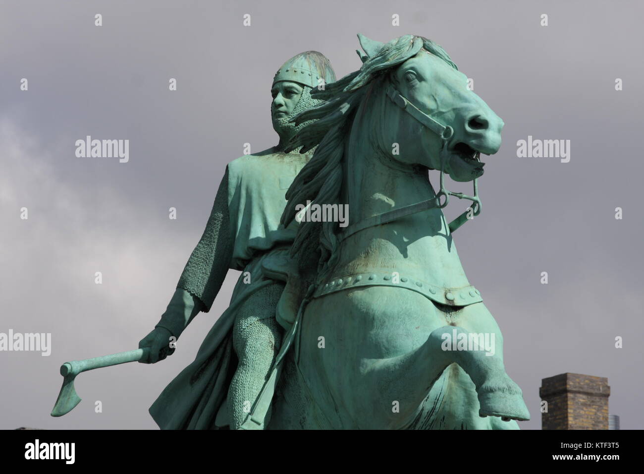 La statue équestre de l'évêque Absalon, dévoilé en 1902, en hommage au fondateur de la ville de Copenhague. La statue est située à Hojbro Plads. Banque D'Images