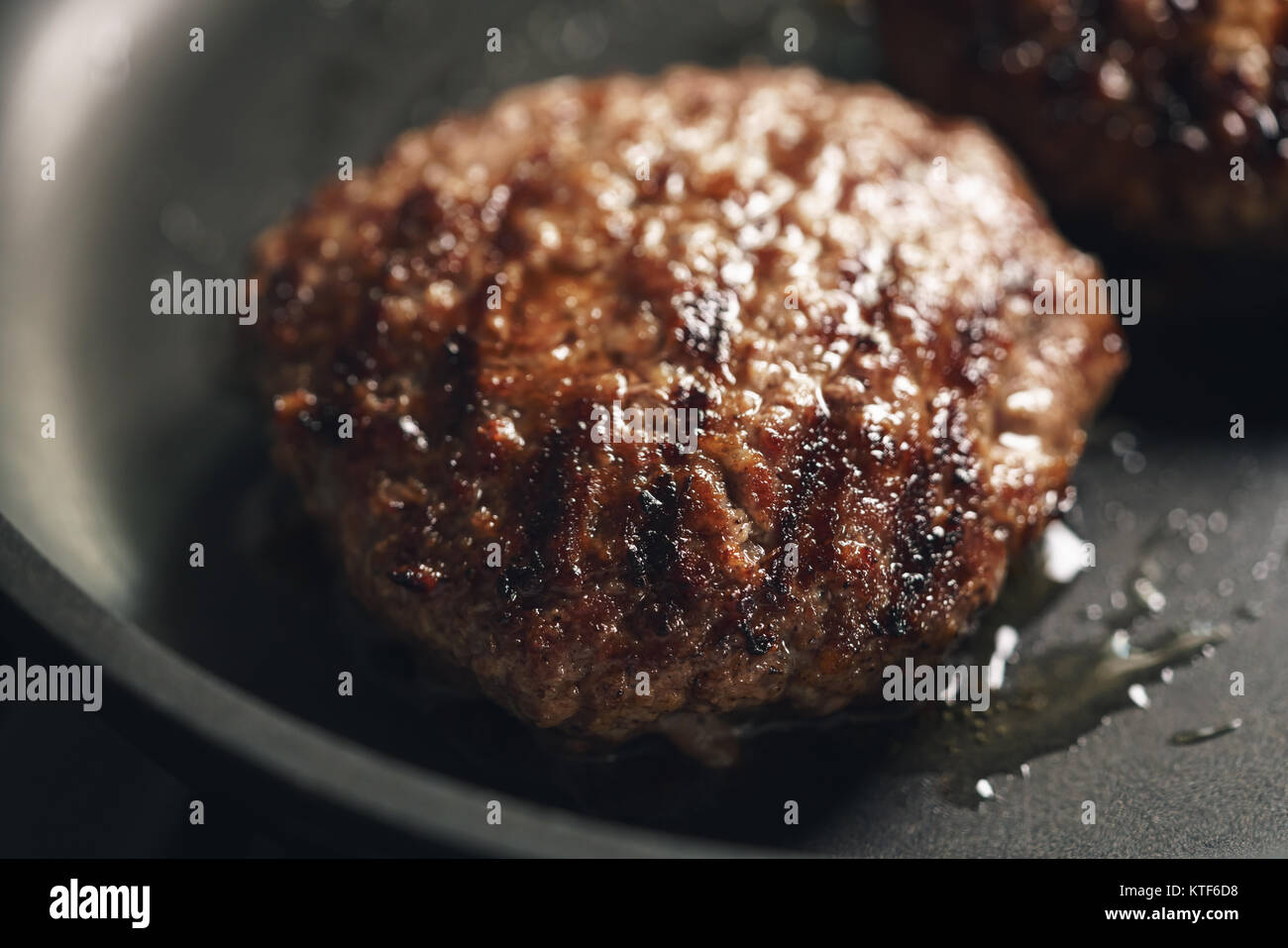 Escalopes de boeuf sur poêlon closeup Banque D'Images