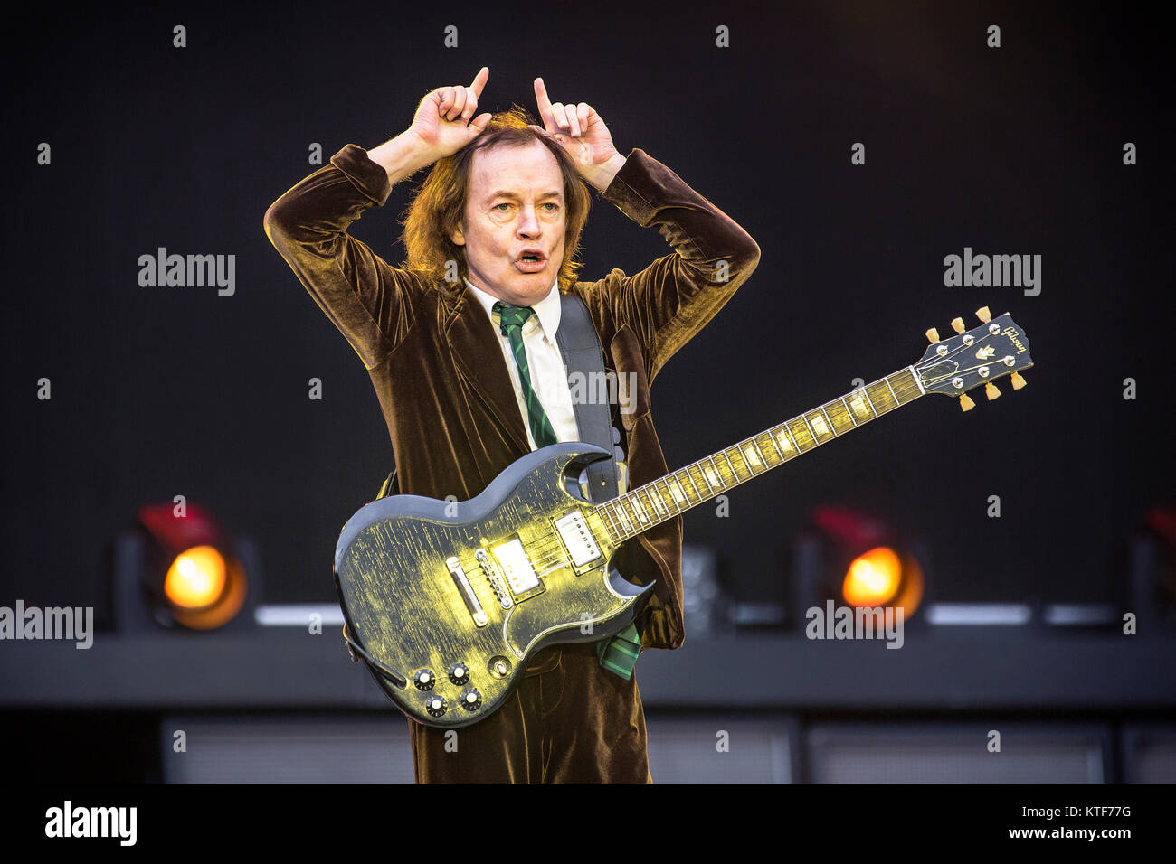 Le groupe de rock australien AC/DC effectue un concert live à Valle Hovin Stadion à Oslo dans le cadre de la roche ou buste World Tour 2015. Ici musicien et guitariste Angus Young est vu sur scène. La Norvège, 17/07 2015. Banque D'Images