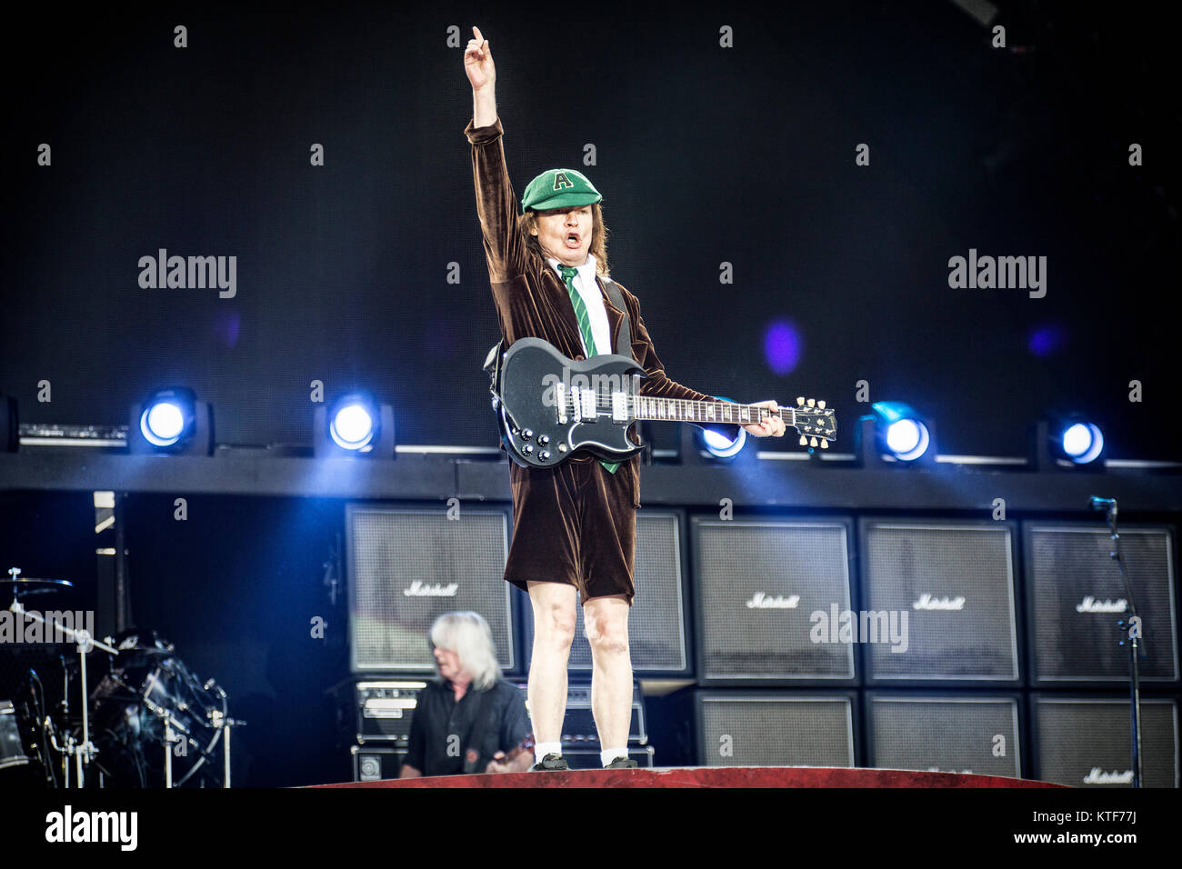 Le groupe de rock australien AC/DC effectue un concert live à Valle Hovin Stadion à Oslo dans le cadre de la roche ou buste World Tour 2015. Ici musicien et guitariste Angus Young est vu sur scène. La Norvège, 17/07 2015. Banque D'Images