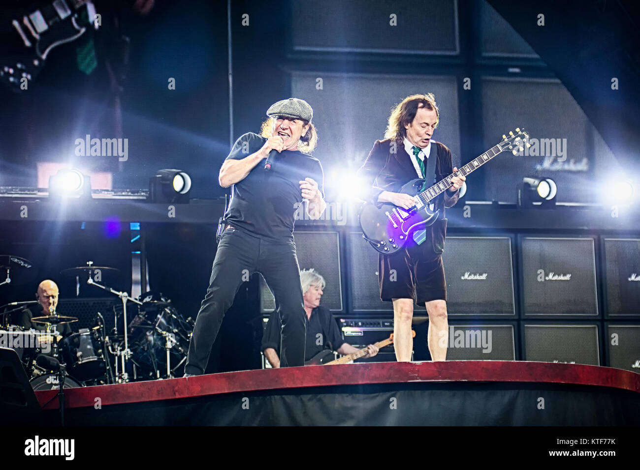 Le groupe de rock australien AC/DC effectue un concert live à Valle Hovin Stadion à Oslo dans le cadre de la roche ou buste World Tour 2015. Ici musicien et guitariste Angus Young (R) est vu sur scène avec vokalist Brian Johnson (L). La Norvège, 17/07 2015. Banque D'Images