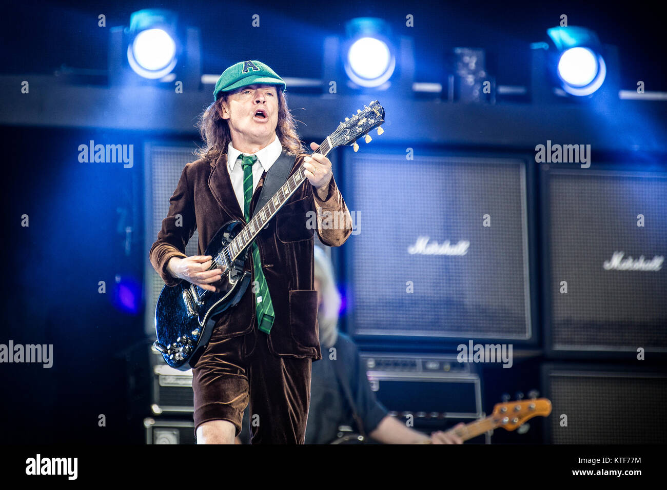 Le groupe de rock australien AC/DC effectue un concert live à Valle Hovin Stadion à Oslo dans le cadre de la roche ou buste World Tour 2015. Ici musicien et guitariste Angus Young est vu sur scène. La Norvège, 17/07 2015. Banque D'Images