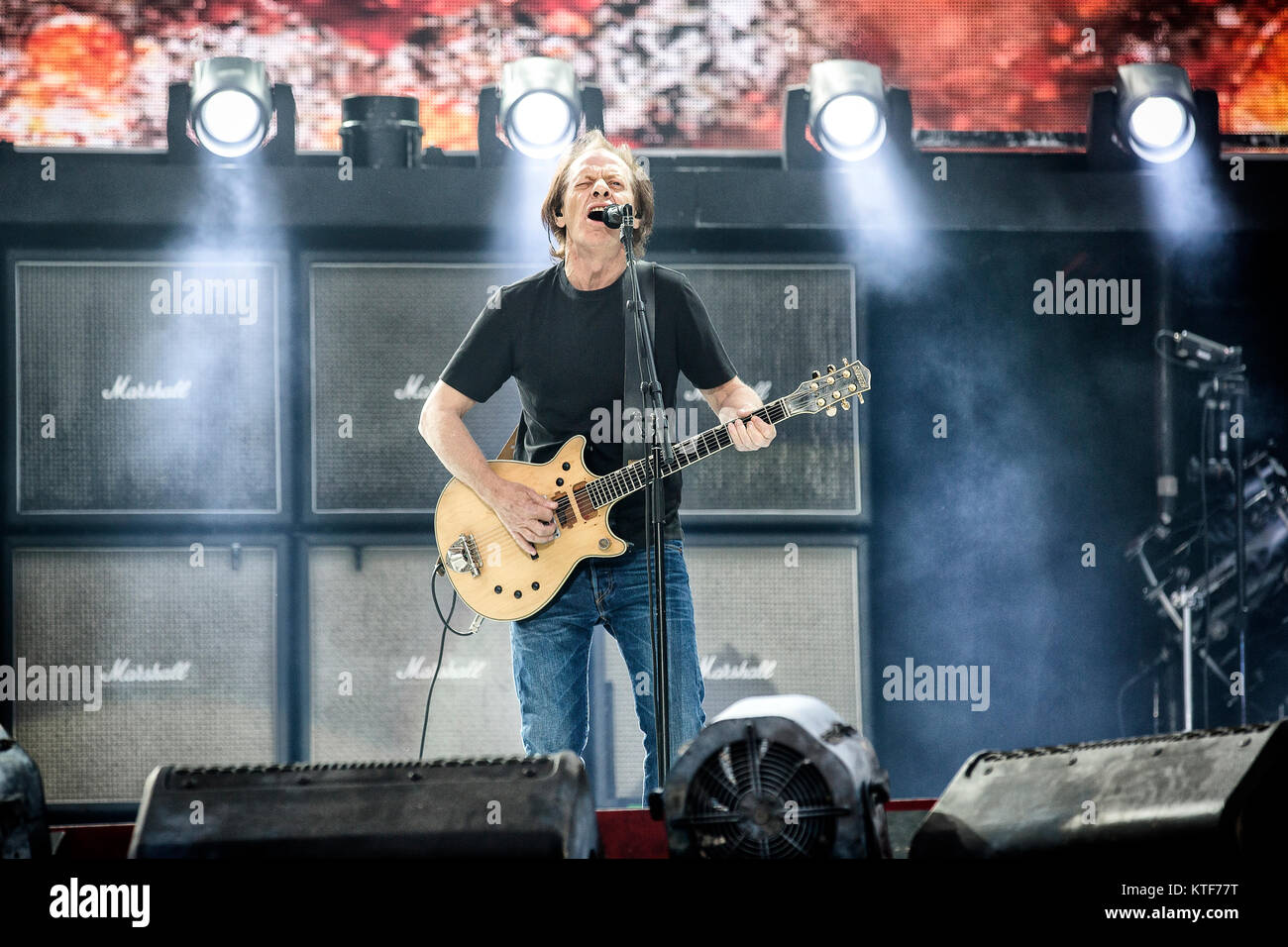 Le groupe de rock australien AC/DC effectue un concert live à Valle Hovin Stadion à Oslo dans le cadre de la roche ou buste World Tour 2015. Musicien et guitariste ici Stevie Young est vu sur scène. La Norvège, 17/07 2015. Banque D'Images
