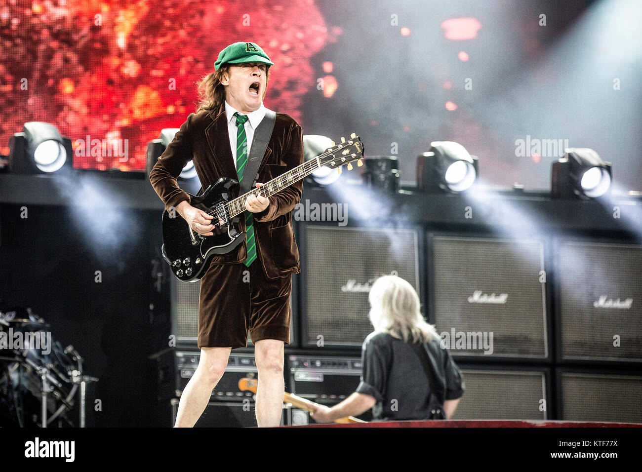 Le groupe de rock australien AC/DC effectue un concert live à Valle Hovin Stadion à Oslo dans le cadre de la roche ou buste World Tour 2015. Ici musicien et guitariste Angus Young est vu sur scène. La Norvège, 17/07 2015. Banque D'Images