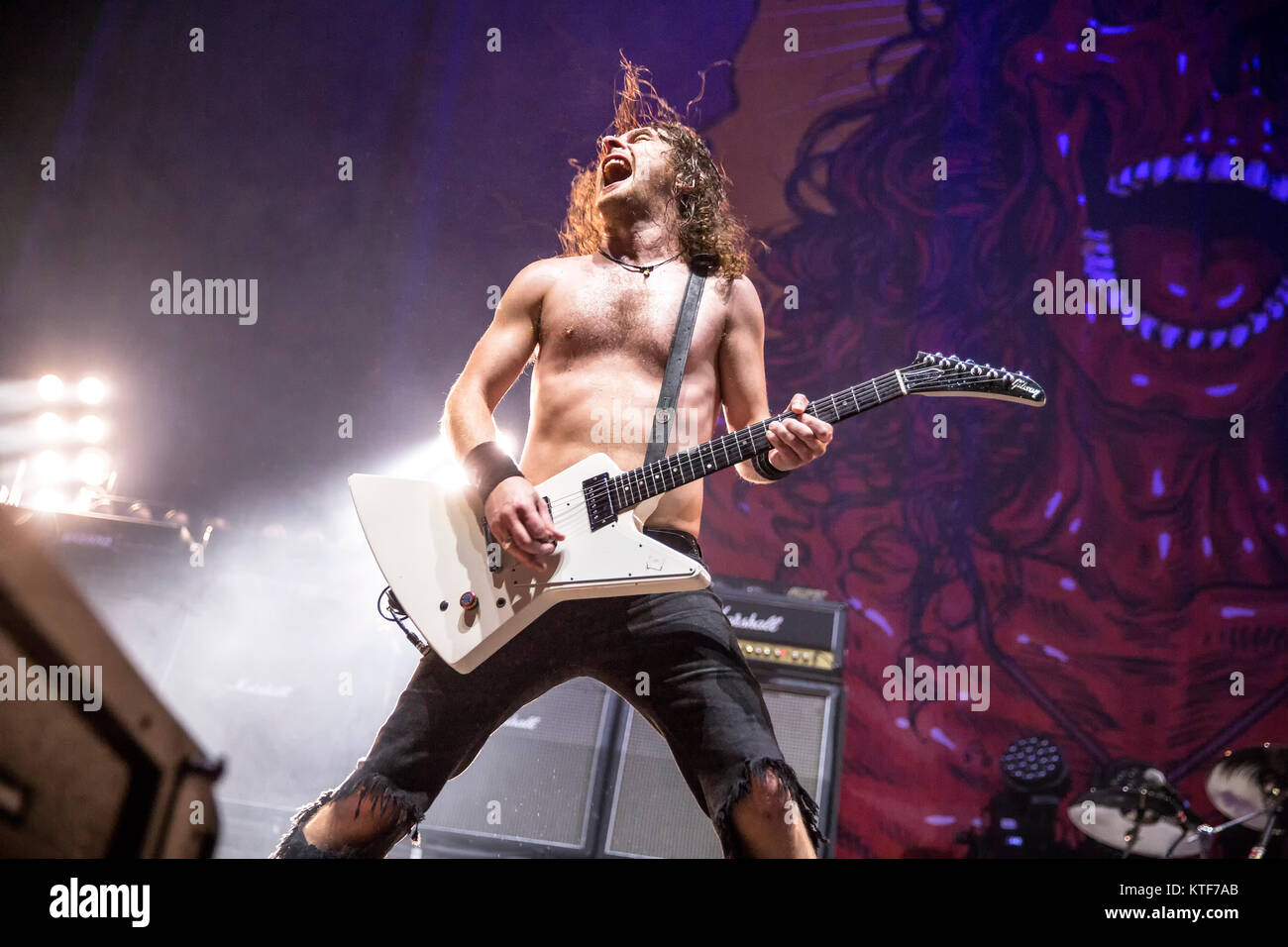 Le groupe de rock australien Airbourne effectue un concert live à Oslo Spektrum. Ici le chanteur et guitariste Joel O'Keeffe est vu sur scène. La Norvège, 26/10 2016. Banque D'Images