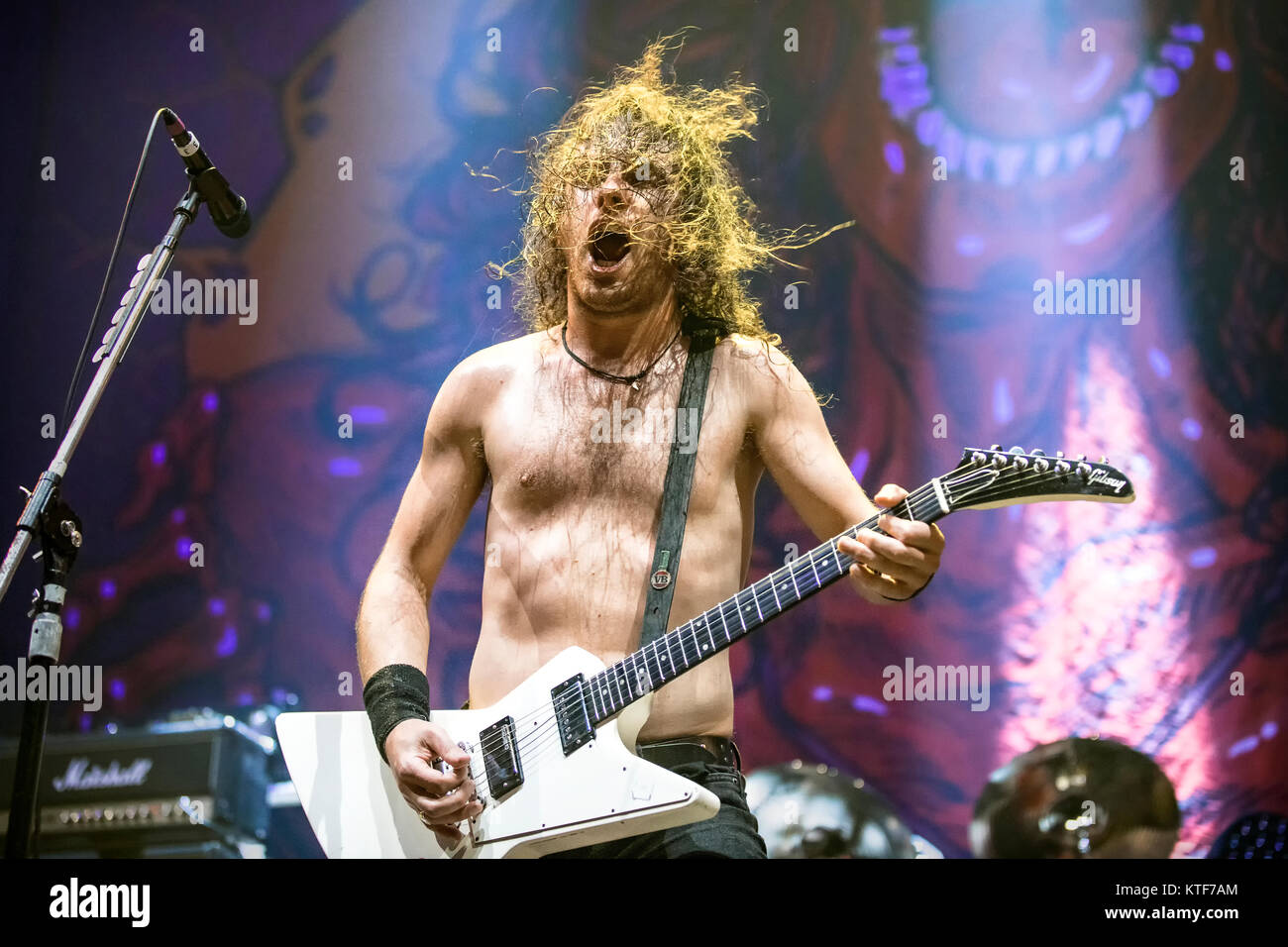 Le groupe de rock australien Airbourne effectue un concert live à Oslo Spektrum. Ici le chanteur et guitariste Joel O'Keeffe est vu sur scène. La Norvège, 26/10 2016. Banque D'Images