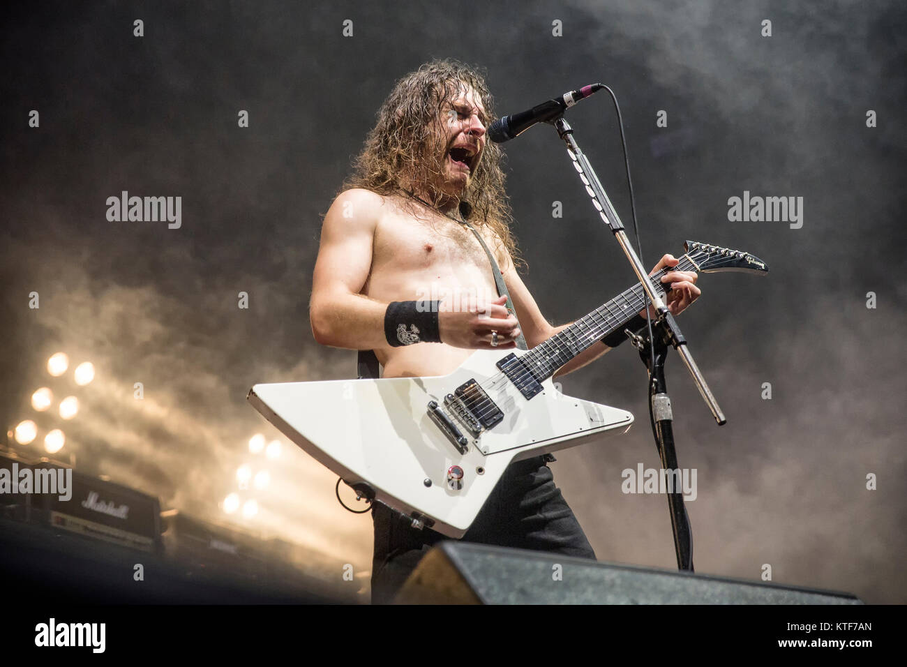 Le groupe de rock australien Airbourne effectue un concert live à Oslo Spektrum. Ici le chanteur et guitariste Joel O'Keeffe est vu sur scène. La Norvège, 26/10 2016. Banque D'Images
