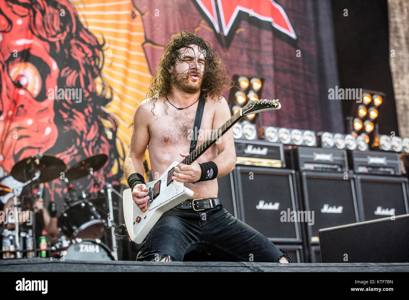 La Norvège, Halden - le 24 juin 2017. Le groupe de rock australien Airbourne effectue un concert live au cours de la fête de la musique norvégienne de tonnes de 2017. Ici le chanteur et guitariste Joel O'Keeffe est vu sur scène. Banque D'Images