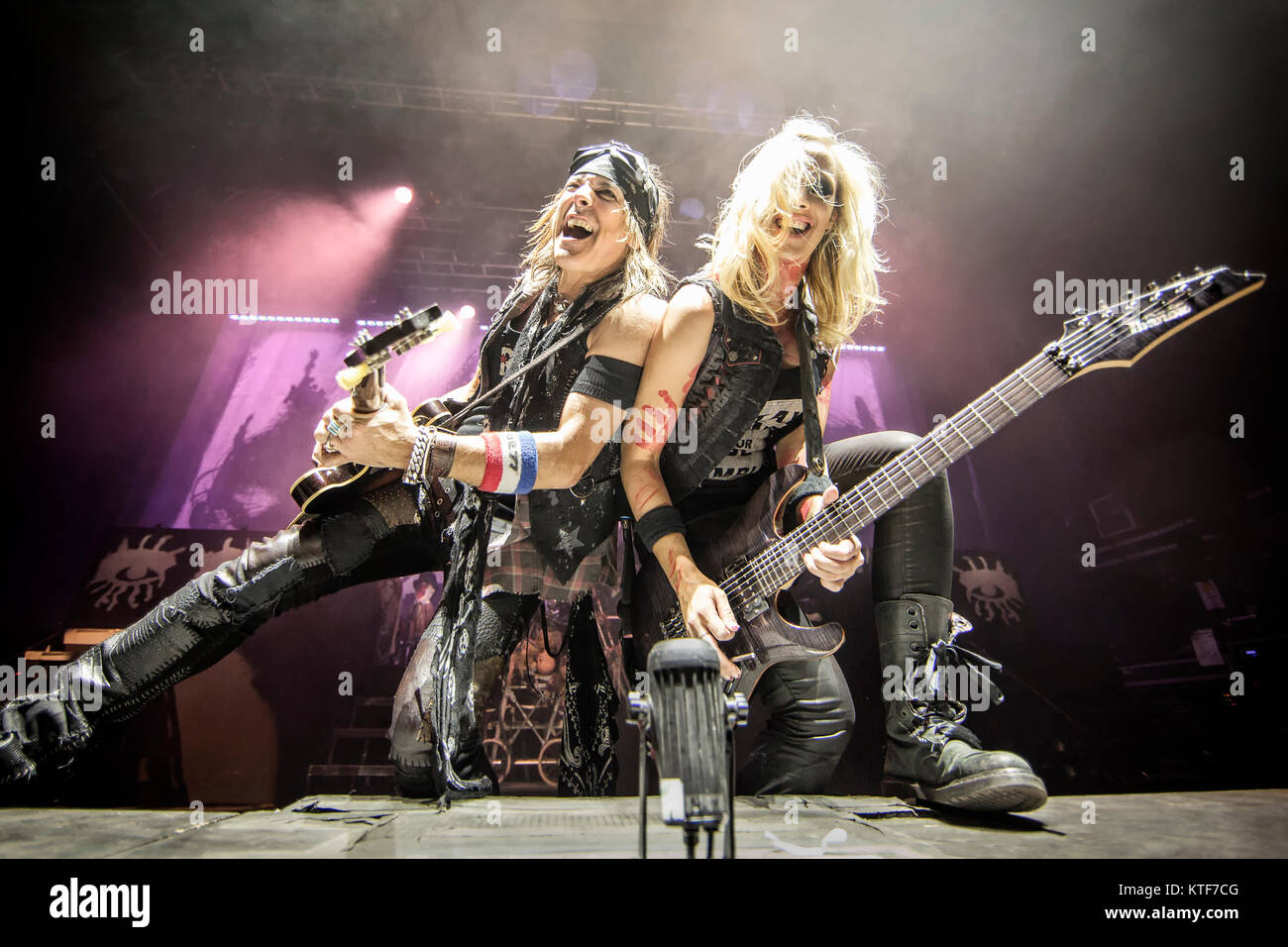 Le chanteur, auteur-compositeur et musicien Alice Cooper réalise un concert live à Sentrum Scene à Oslo. Ici les guitaristes Ryan Roxie et Nita Strauss sont vus sur scène. La Norvège, 01/07 2015. Banque D'Images