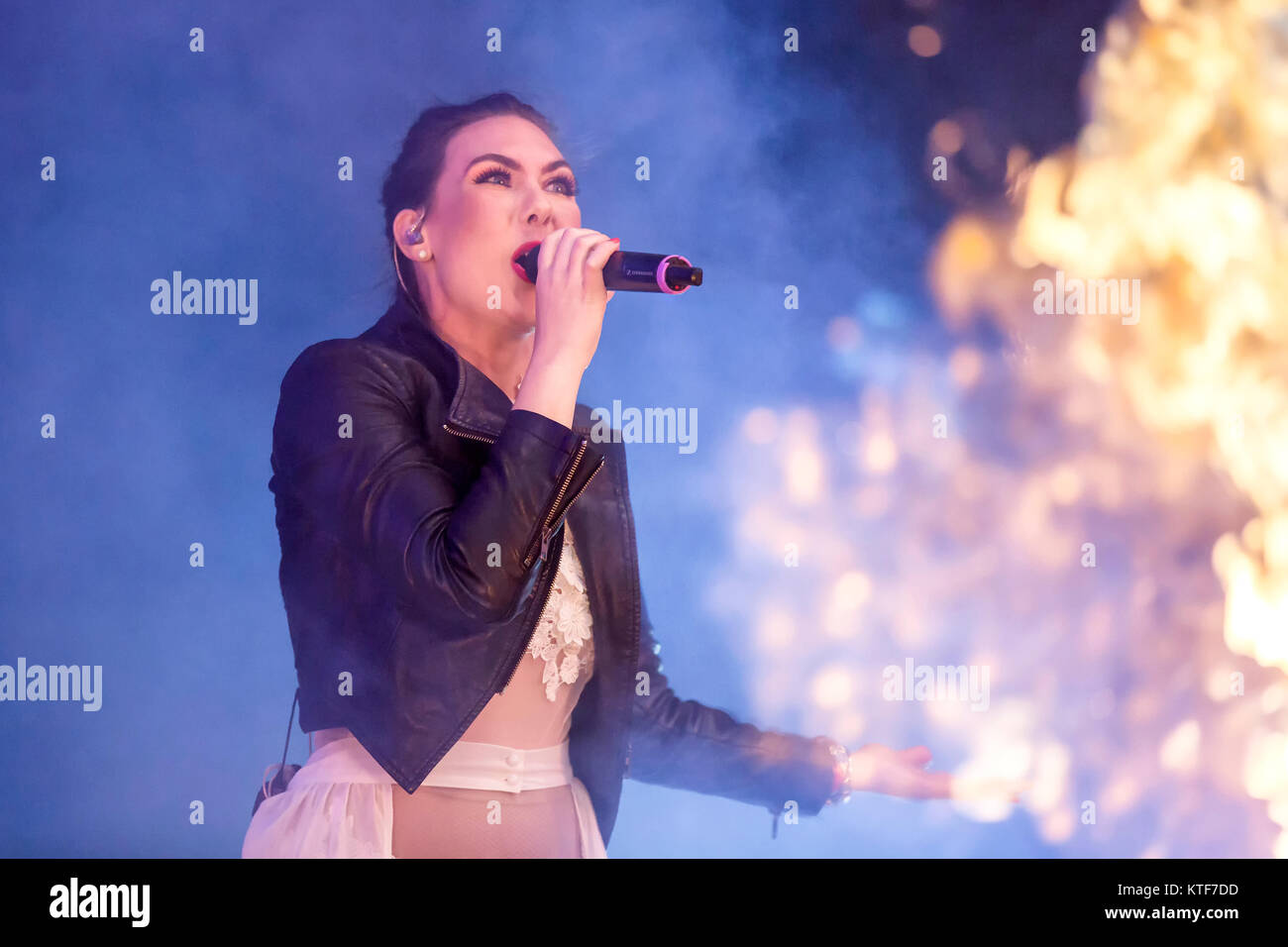 Le groupe de heavy metal suédois Amaranthe (anciennement connu sous le nom de Avalanche) effectue un concert live au festival de musique suédois Sweden Rock Festival 2016. Elize Ryd est chanteur ici vu sur scène. La Suède, 08/06 2016. Banque D'Images