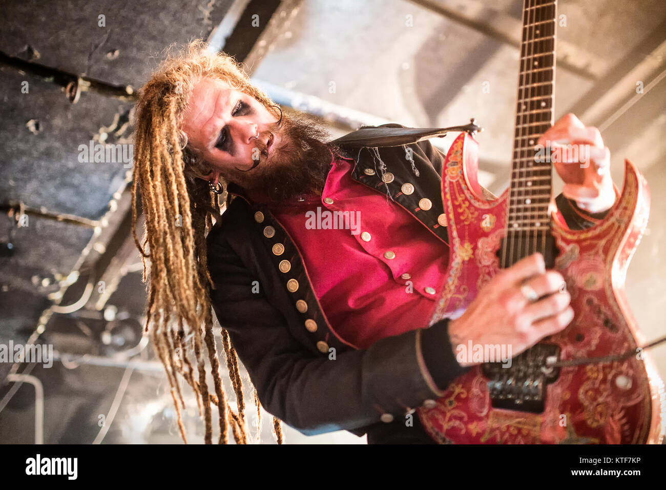 Le groupe de heavy metal suédois Avatar effectue un concert live à John Dee dans Oslo. Ici le guitariste Jonas 'Kungen" Jarlsby est vu sur scène. La Norvège, 14/12 2016. Banque D'Images