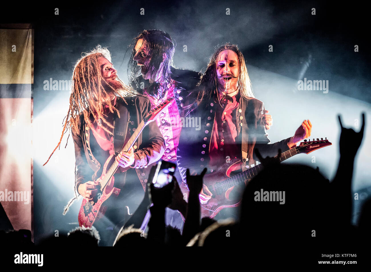 Le groupe de heavy metal suédois Avatar effectue un concert live à John Dee dans Oslo. Ici Eckerström chanteur Johannes est vu en direct sur scène avec le guitariste Jonas 'Kungen" Jarlsby (L) et Tim Öhrström (R). La Norvège, 14/12 2016. Banque D'Images
