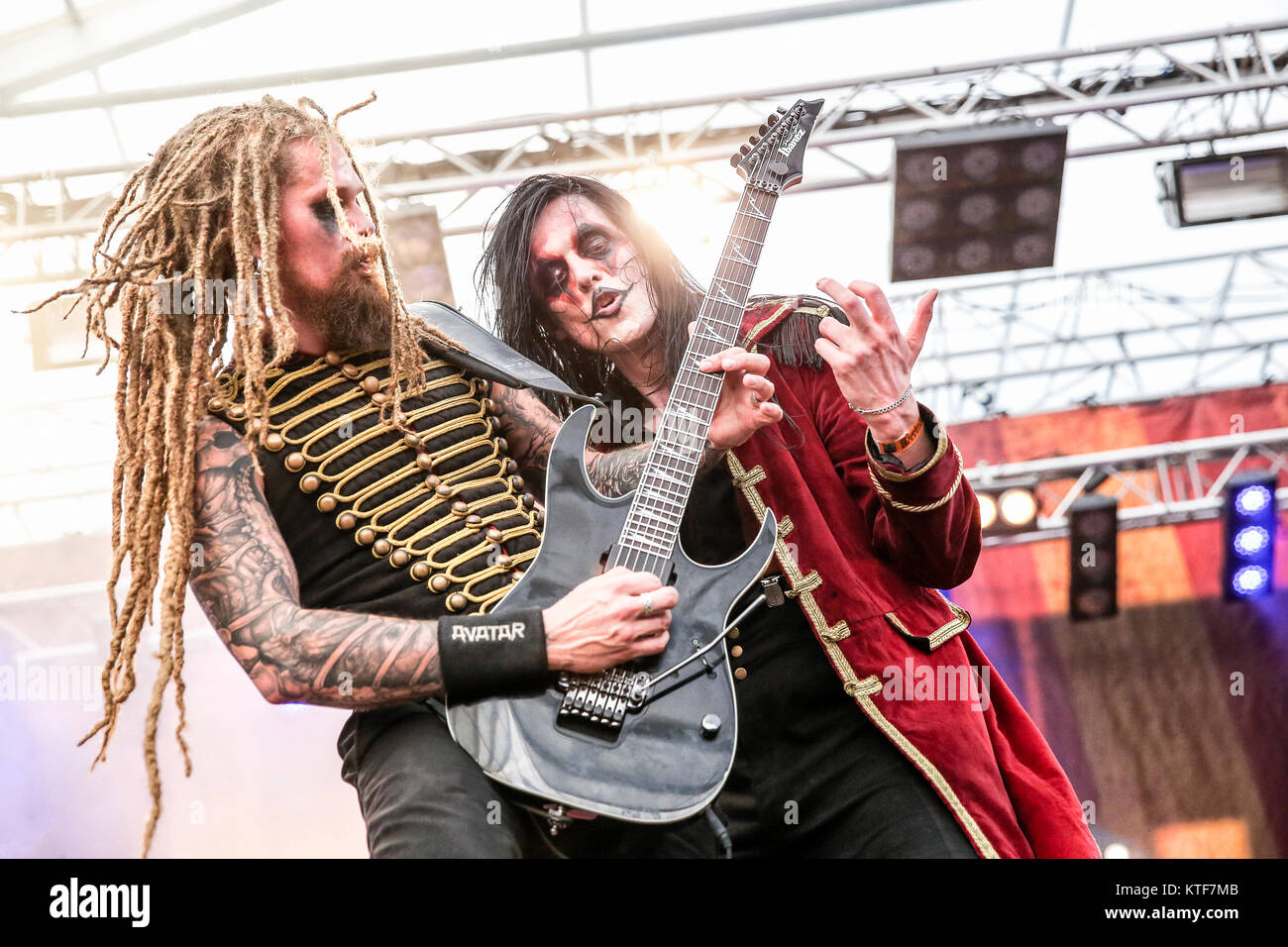 Le groupe de heavy metal suédois Avatar effectue un concert live au festival de musique suédois Sweden Rock Festival 2015. Ici Eckerström chanteur Johannes est vu en direct sur scène avec le guitariste Jonas'. Jarlsby "Kungen La Suède, 06/06 2015. Banque D'Images