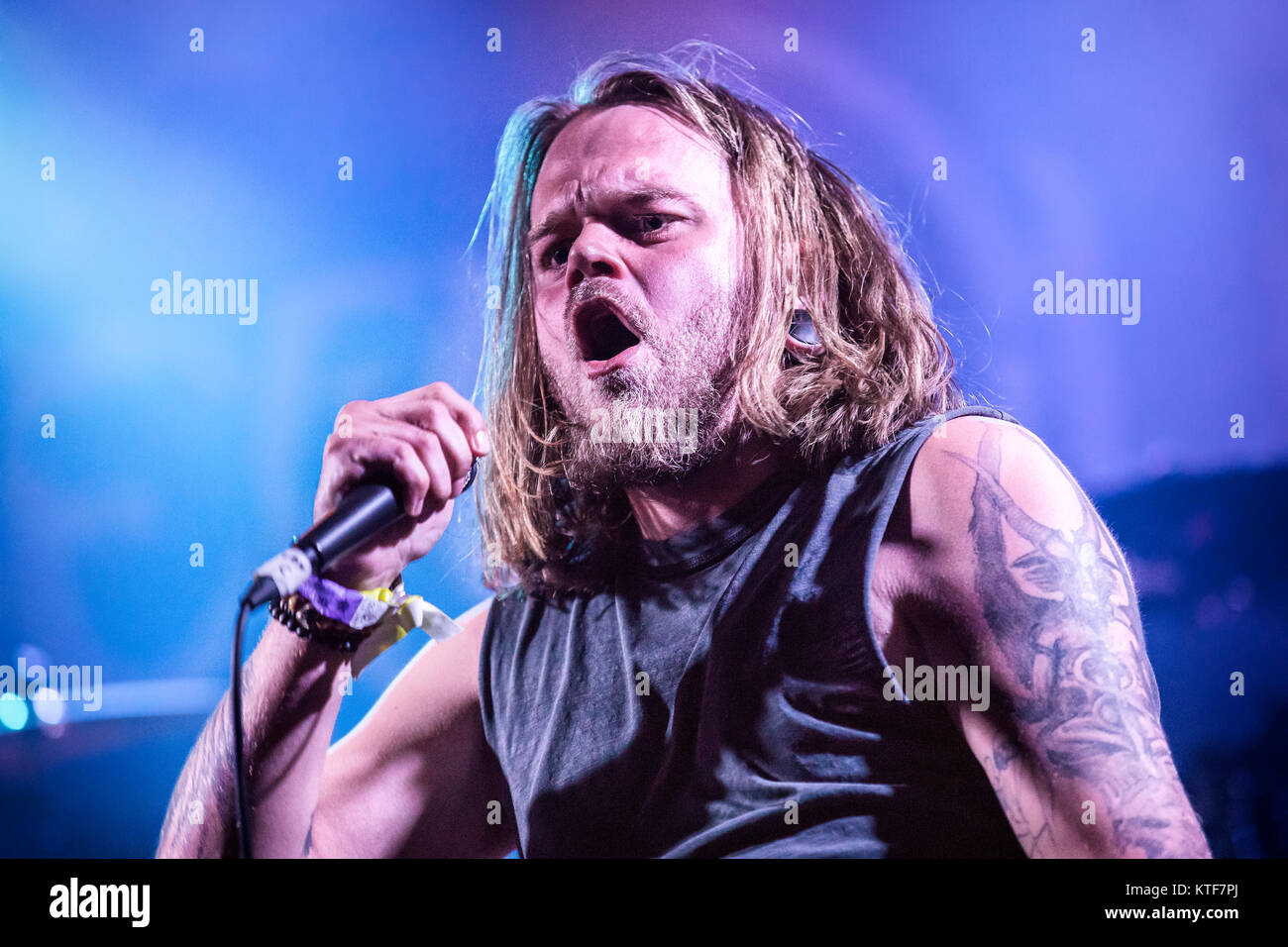 Le groupe de death metal norvégien Befouled effectue un concert live à Vulkan Arena pendant le festival de heavy metal norvégien Inferno Metal Festival 2017 à Oslo. Ici le chanteur Jorgen Nilsson est vu sur scène. La Norvège, 12/04 2017. Banque D'Images Le groupe de death metal norvégien Befouled effectue un concert live à Vulkan Arena pendant le festival de heavy metal norvégien Inferno Metal Festival 2017 à Oslo. Ici le chanteur Jorgen Nilsson est vu sur scène. La Norvège, 12/04 2017. Banque D'Images