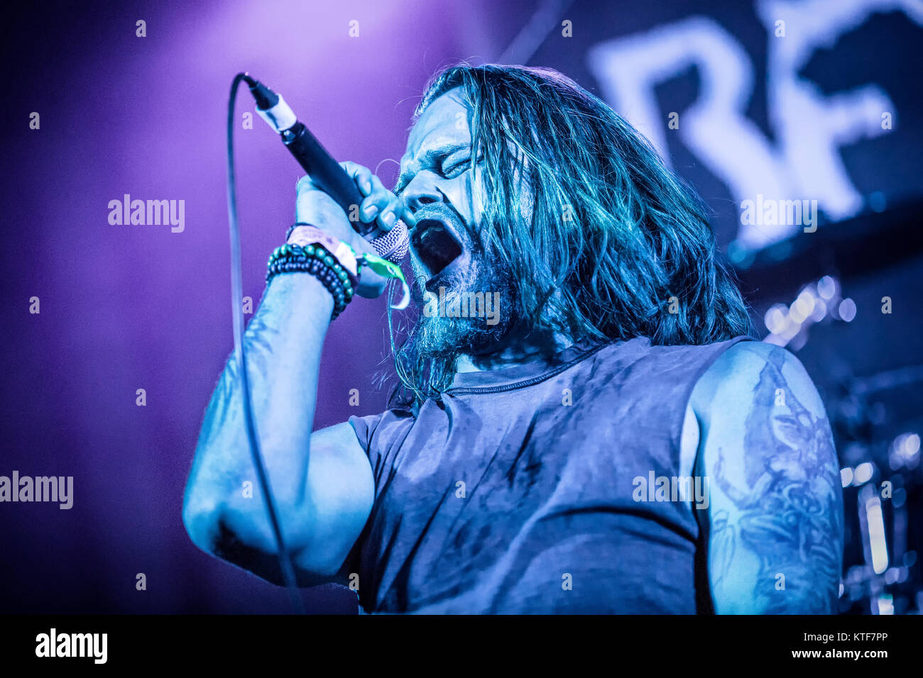 Le groupe de death metal norvégien Befouled effectue un concert live à Vulkan Arena pendant le festival de heavy metal norvégien Inferno Metal Festival 2017 à Oslo. Ici le chanteur Jorgen Nilsson est vu sur scène. La Norvège, 12/04 2017. Banque D'Images Le groupe de death metal norvégien Befouled effectue un concert live à Vulkan Arena pendant le festival de heavy metal norvégien Inferno Metal Festival 2017 à Oslo. Ici le chanteur Jorgen Nilsson est vu sur scène. La Norvège, 12/04 2017. Banque D'Images