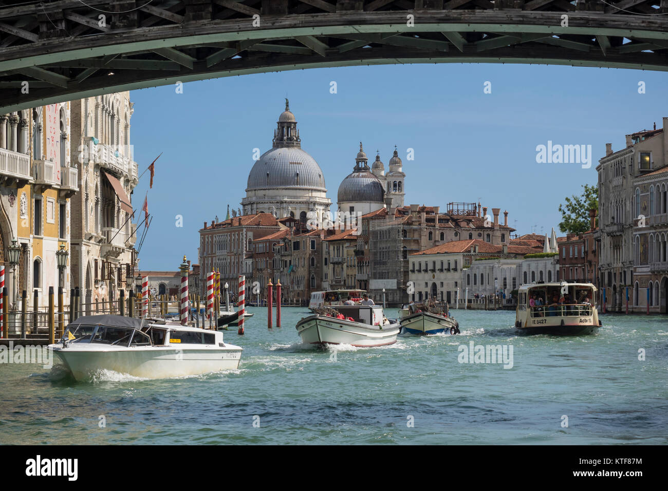 VENISE, ITALIE - 13 SEPTEMBRE 2017 : vue sur le Grand Canal jusqu'à la basilique de Santa Maria della Salute depuis le dessous du Ponte dell'Accademia Banque D'Images