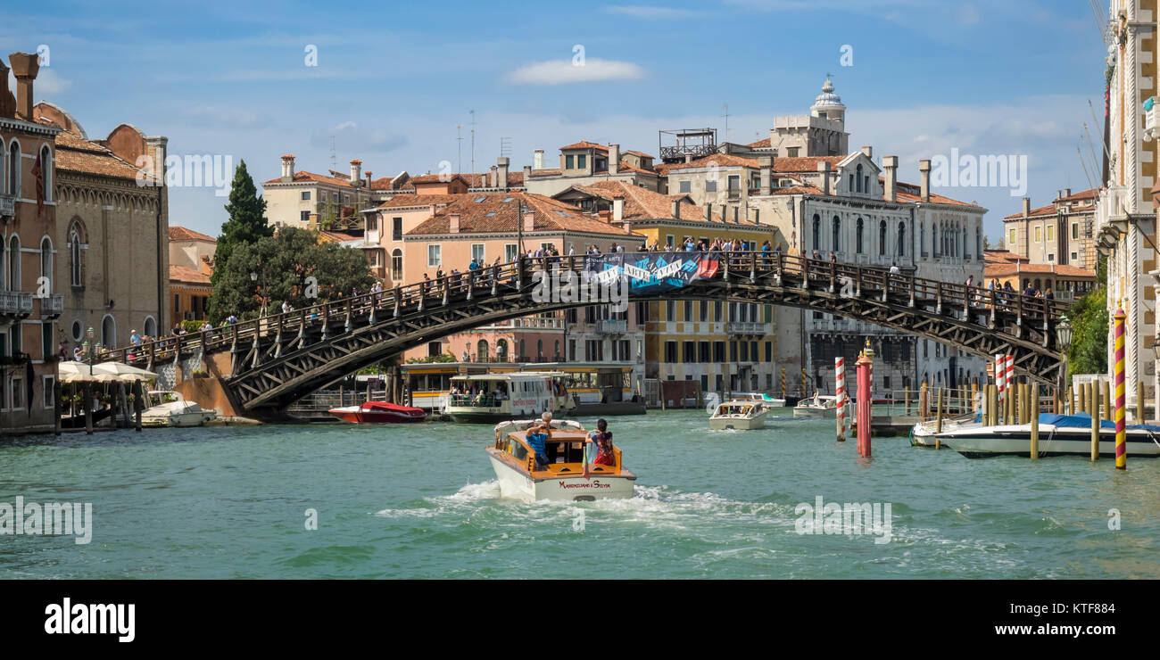 VENISE, ITALIE - 13 SEPTEMBRE 2017 : pont Ponte dell'Accademia traversant le Grand Canal Banque D'Images