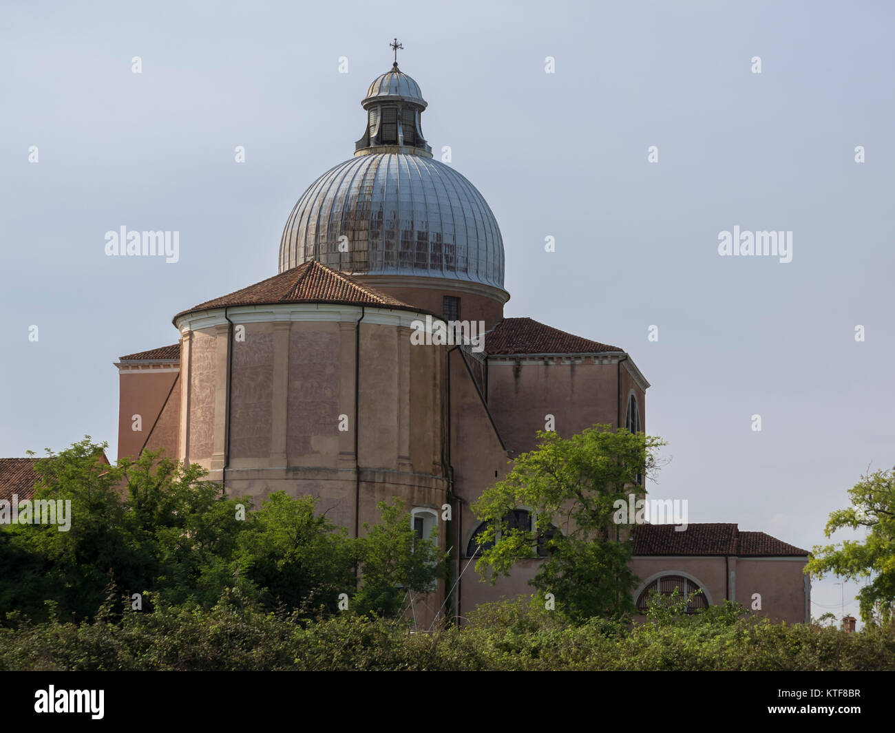 VENISE, ITALIE - 13 SEPTEMBRE 2017 : vue sur la basilique San Pietro di Castello depuis la lagune Banque D'Images