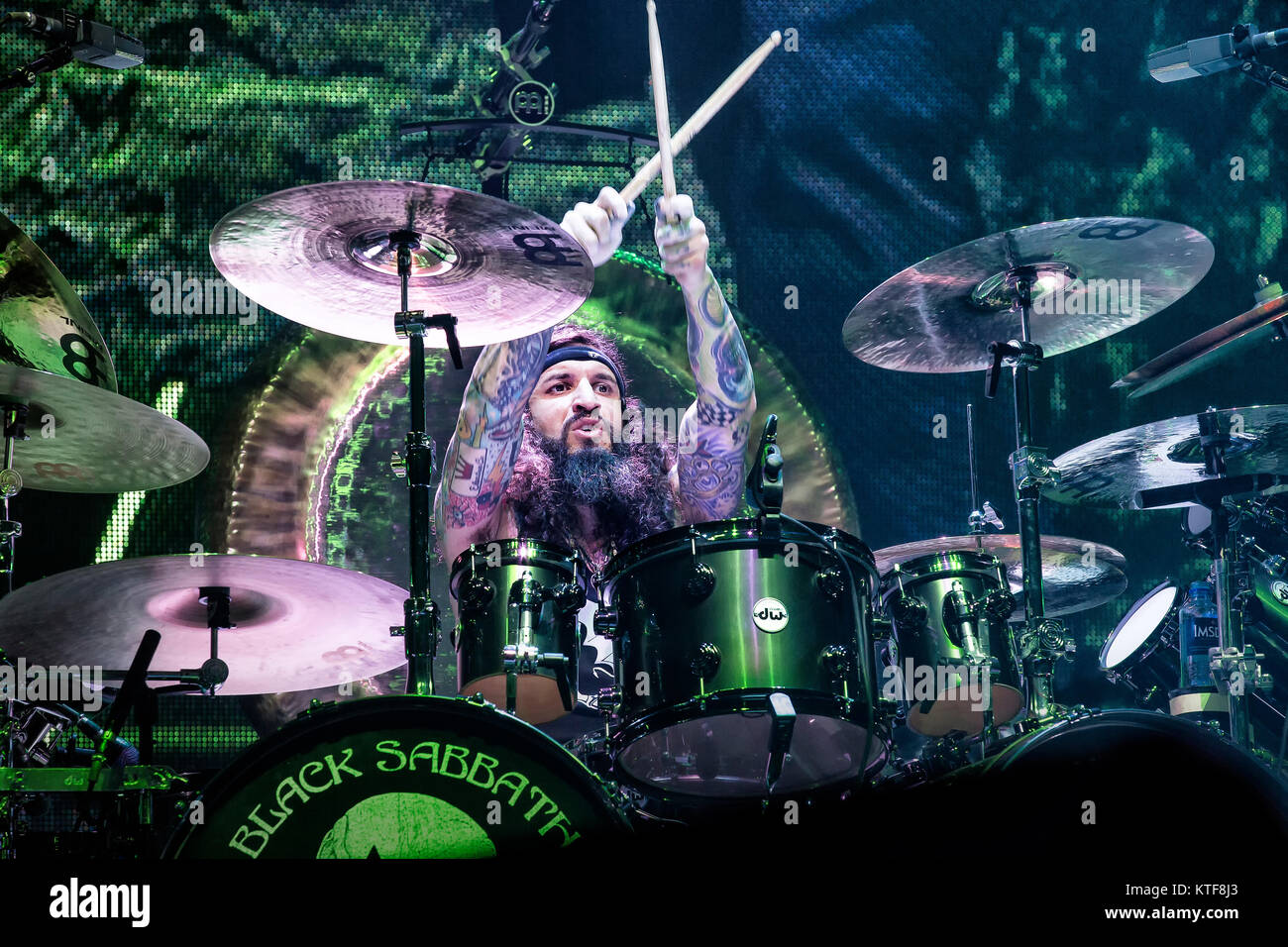 Le groupe de rock anglais Black Sabbath effectue un concert live à Telenor Arena d'Oslo. Musicien Tommy Clufetos ici à la batterie est vu sur scène. La Norvège, 24/11 2013. Banque D'Images