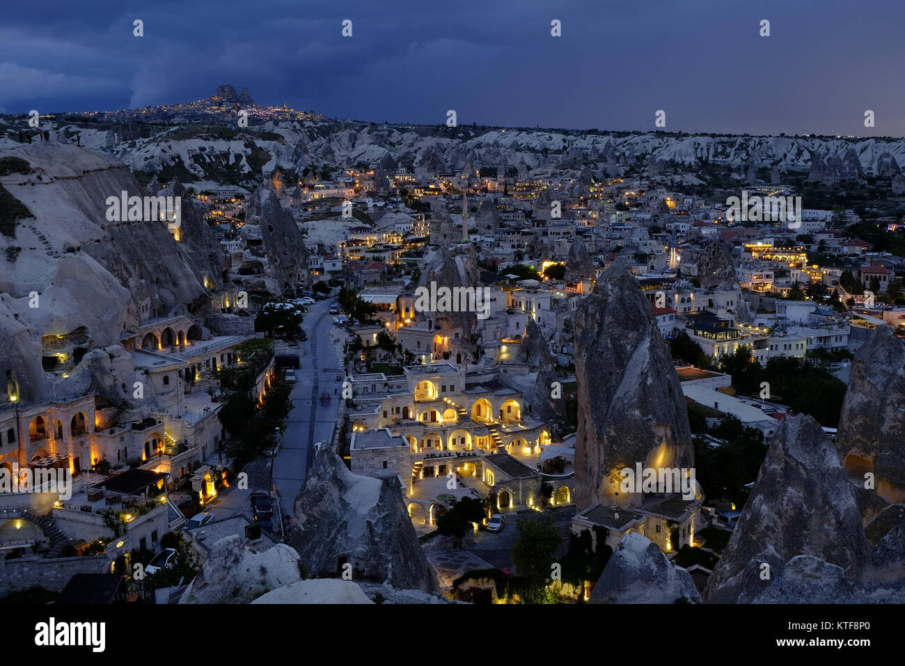 L'éclairage au crépuscule maisons troglodytes à Göreme, Cappadoce, Turquie Banque D'Images