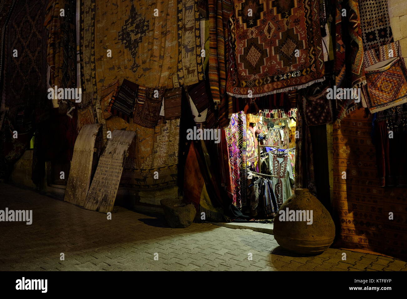 Magasin de tapis faits main local à Göreme, Cappadoce, Turquie Banque D'Images