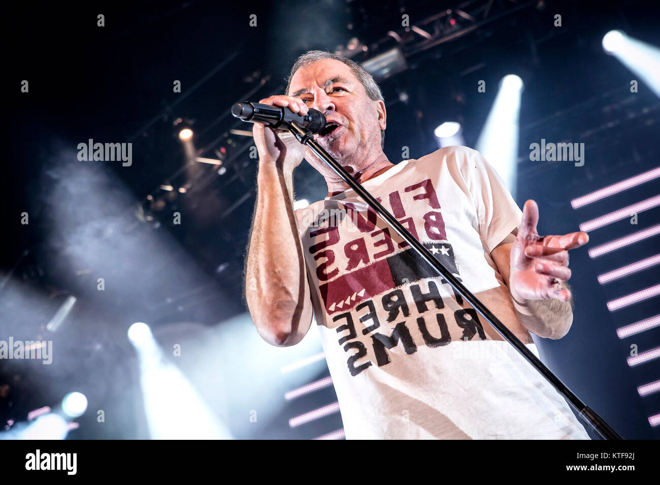 Le groupe de rock anglais Deep Purple effectue un concert live à Oslo Spektrum. Chanteur et auteur-compositeur ici Ian Gillan est vu sur scène. La Norvège, 04/02 2014. Banque D'Images