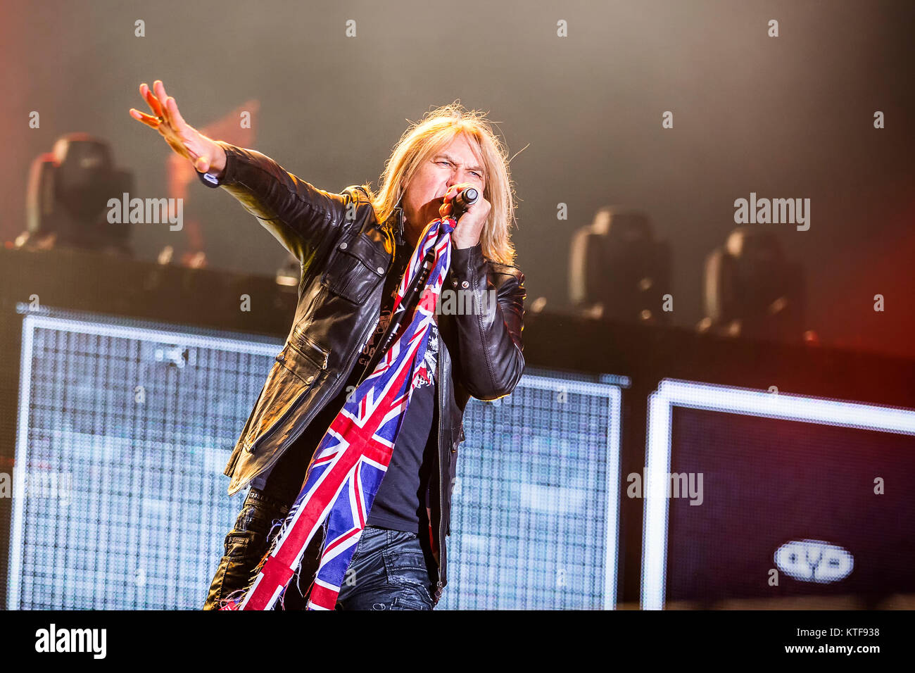 Le groupe de rock anglais Def Leppard effectue un concert live au festival de musique suédois Sweden Rock Festival 2015. Le chanteur Joe Elliot est ici vu sur scène. La Suède, 04/06 2015. Banque D'Images
