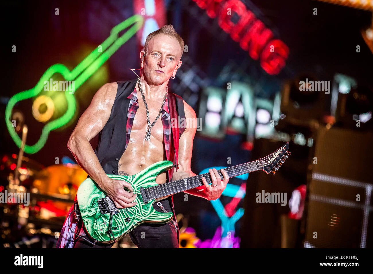 Le groupe de rock anglais Def Leppard effectue un concert live au festival de musique suédois Sweden Rock Festival 2015. Ici le guitariste Phil Collen est vu sur scène. La Suède, 04/06 2015. Banque D'Images
