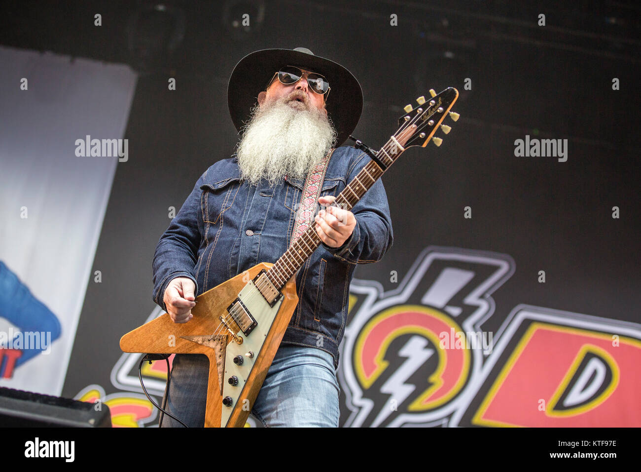 Le groupe de rock américain Eagles of Death Metal effectue un concert live au festival de musique norvégienne 2016 Øyafestivalen à Oslo. Ici le guitariste Dave Catching est vu sur scène. La Norvège, 12/08 2016. Banque D'Images