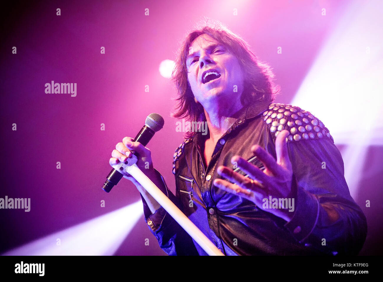 L'Agence suédoise de glam rock band Europe effectue un concert live de la Rockefeller à Oslo. Ici le chanteur Joey Tempest est vu sur scène. La Norvège, 24/09 2015. Banque D'Images