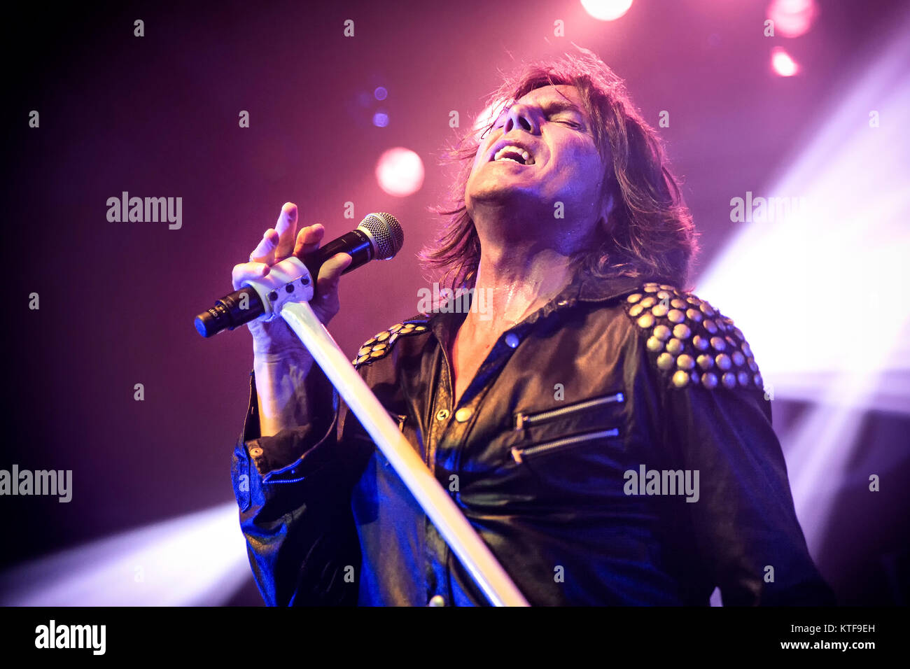 L'Agence suédoise de glam rock band Europe effectue un concert live de la Rockefeller à Oslo. Ici le chanteur Joey Tempest est vu sur scène. La Norvège, 24/09 2015. Banque D'Images