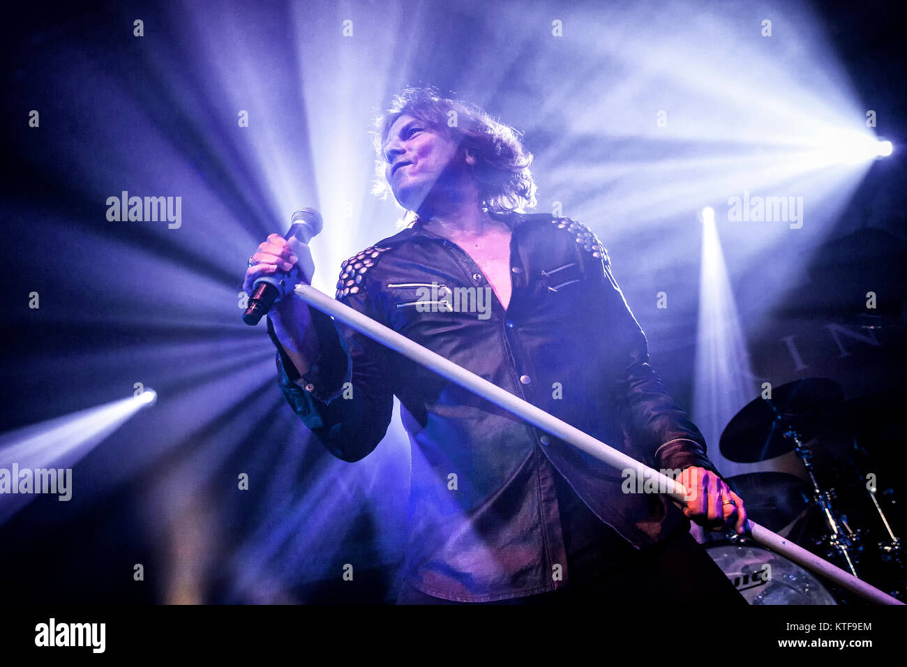L'Agence suédoise de glam rock band Europe effectue un concert live de la Rockefeller à Oslo. Ici le chanteur Joey Tempest est vu sur scène. La Norvège, 24/09 2015. Banque D'Images