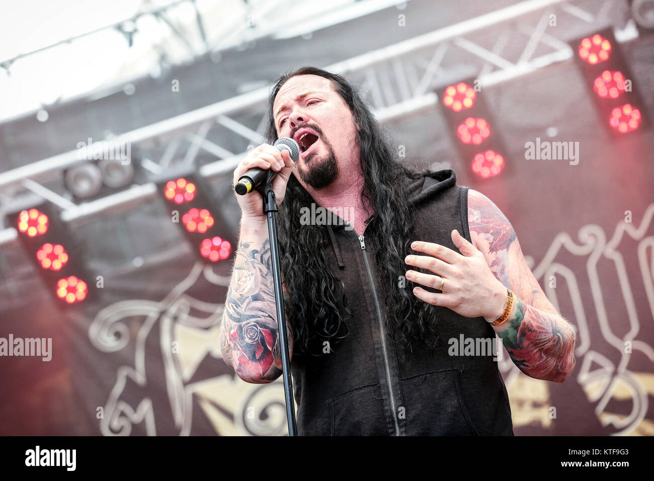 Le groupe de metal progressif suédois Evergrey effectue un concert live au festival de musique suédois Sweden Rock Festival 2015. Ici le chanteur Tom S. Englund est vu sur scène. La Suède, 05/06 2015. Banque D'Images