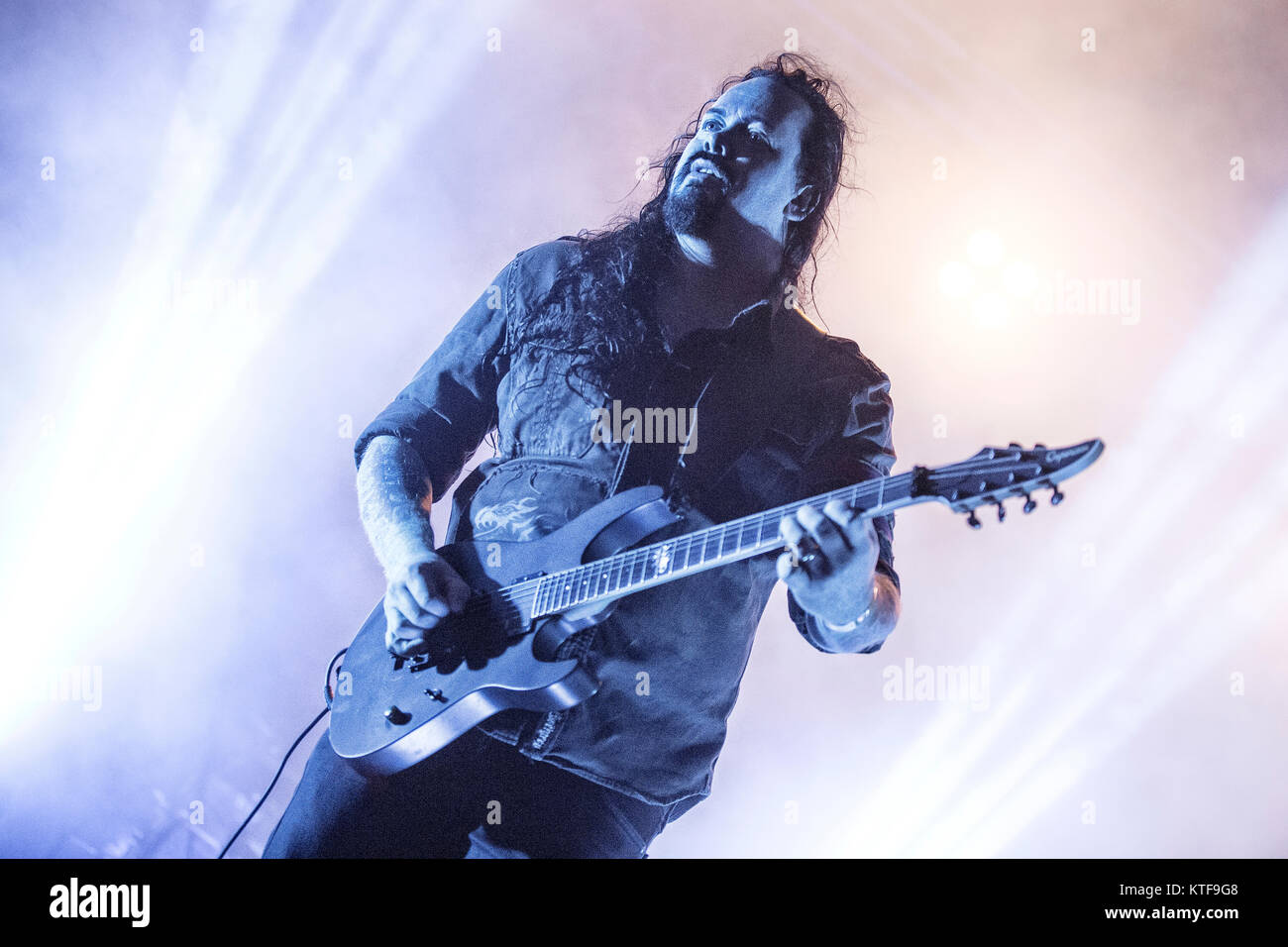 Le groupe de metal progressif suédois Evergrey effectue un concert live au festival de musique suédois Sweden Rock Festival 2015. Ici le chanteur Tom S. Englund est vu sur scène. La Suède, 03/06 2015. Banque D'Images