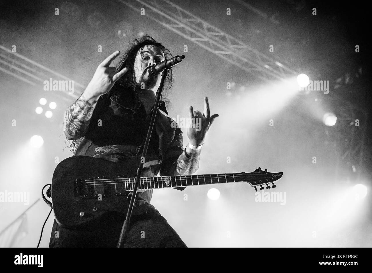Le groupe de metal progressif suédois Evergrey effectue un concert live au festival de musique suédois Sweden Rock Festival 2015. Ici le chanteur Tom S. Englund est vu sur scène. La Suède, 03/06 2015. Banque D'Images