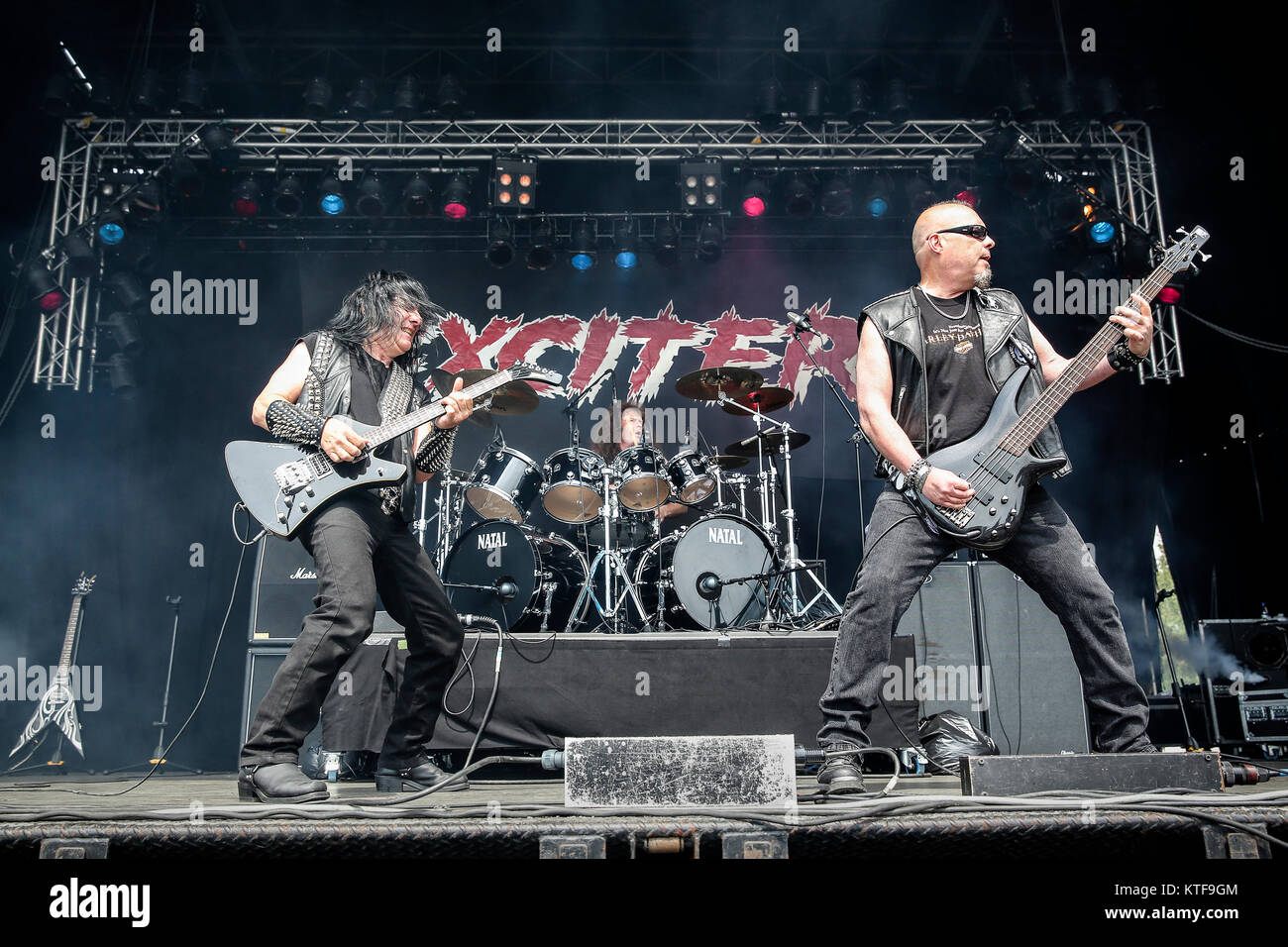 L'excitateur de speed metal band effectue un concert live au festival de musique suédois Sweden Rock Festival 2015. Ici le chanteur et le batteur Dan Beehler est vu sur scène avec le guitariste John Ricci L) et le bassiste Allan James Johnson (R). La Suède, 06/06 2015. Banque D'Images