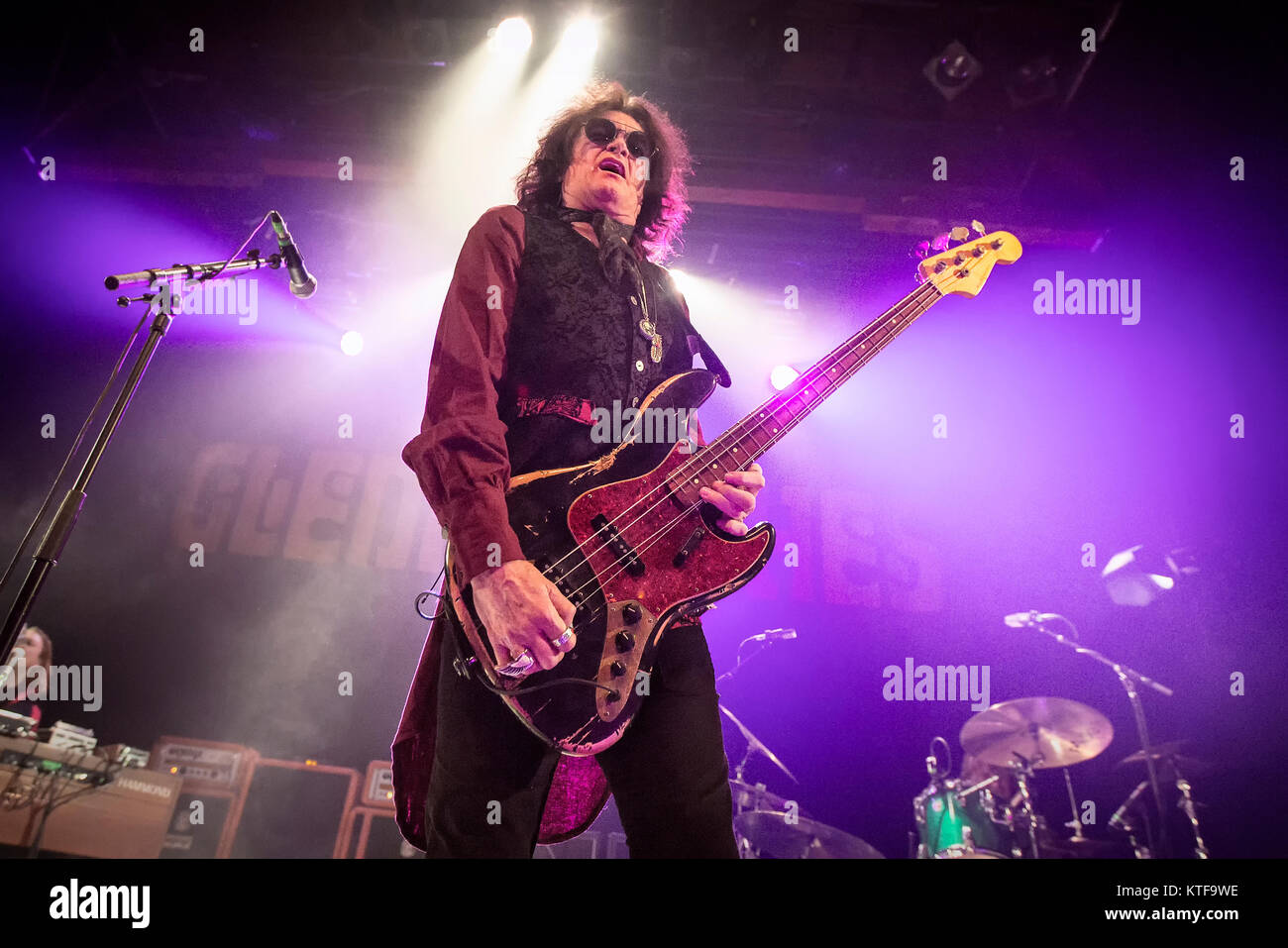 La chanteuse et le bassiste Glenn Hughes effectue un concert live à la scène de l'Union à Drammen. La Norvège, 10/02 2017. Banque D'Images