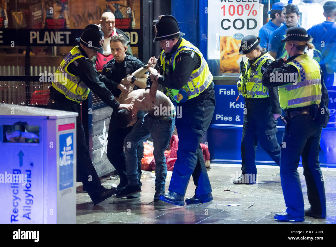 Mad vendredi avec vidéo à l'fêtards Cardiff, Pays de Galles, pour le Black Friday. Le vendredi noir également connu sous le nom de maladie de vendredi, le dernier vendredi avant Noël, est traditionnellement l'un des plus occupés nuits de l'année pour les services d'urgence. Les agents de police arrêter un homme à la suite d'un incident dans le Chippy sur St Mary's Street, Cardiff. © GALLES NEWS SERVICE Banque D'Images
