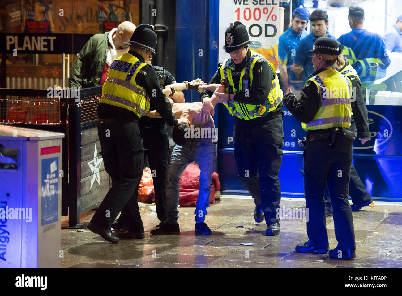 Mad vendredi avec vidéo à l'fêtards Cardiff, Pays de Galles, pour le Black Friday. Le vendredi noir également connu sous le nom de maladie de vendredi, le dernier vendredi avant Noël, est traditionnellement l'un des plus occupés nuits de l'année pour les services d'urgence. Les agents de police arrêter un homme à la suite d'un incident dans le Chippy sur St Mary's Street, Cardiff. © GALLES NEWS SERVICE Banque D'Images