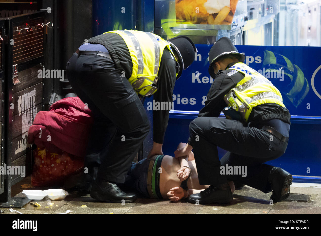 Mad vendredi avec vidéo à l'fêtards Cardiff, Pays de Galles, pour le Black Friday. Le vendredi noir également connu sous le nom de maladie de vendredi, le dernier vendredi avant Noël, est traditionnellement l'un des plus occupés nuits de l'année pour les services d'urgence. Les agents de police arrêter un homme à la suite d'un incident dans le Chippy sur St Mary's Street, Cardiff. © GALLES NEWS SERVICE Banque D'Images