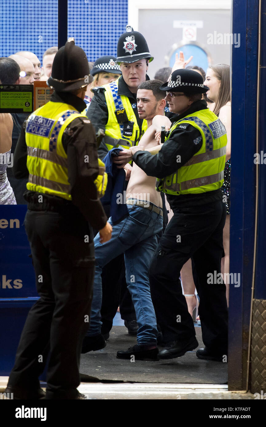 Mad vendredi avec vidéo à l'fêtards Cardiff, Pays de Galles, pour le Black Friday. Le vendredi noir, le dernier vendredi avant Noël, est traditionnellement l'un des plus occupés nuits de l'année pour les services d'urgence. Supprimer la police un homme de la Saint Mary's Chippy sur Street, Cardiff. L'homme est arrêté plus tard après son retour à la friterie où une bagarre a éclaté. © GALLES NEWS SERVICE Banque D'Images