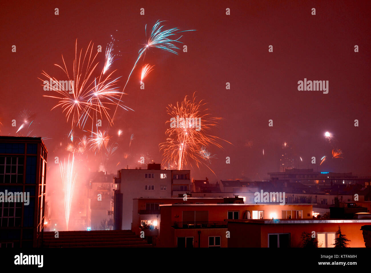 D'artifice coloré à la veille du nouvel an à Cologne, Allemagne. Banque D'Images