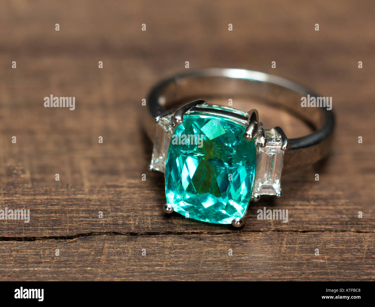 Bague bijou vert gros plan avec diamant blanc sur bois Banque D'Images