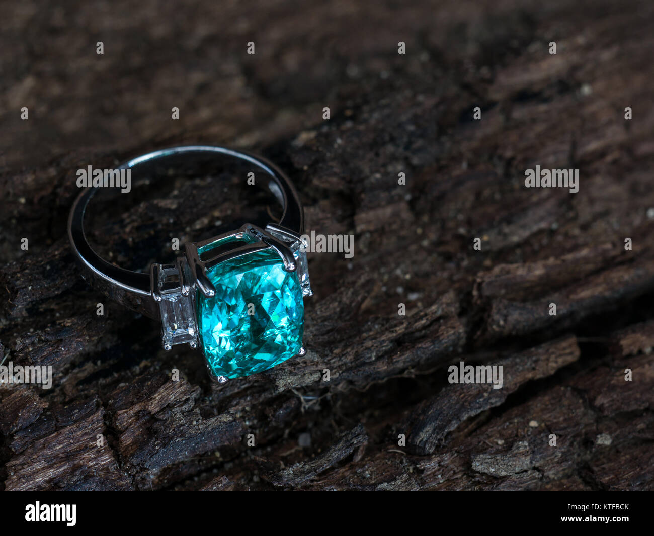 Bague bijou vert gros plan avec diamant blanc sur la vieille planche en bois historique Banque D'Images