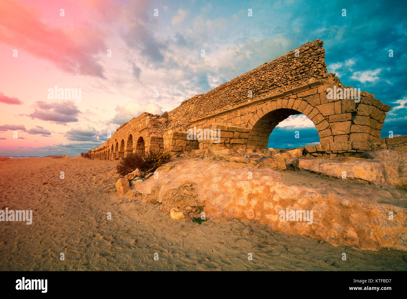 Aqueduc ancienne sur la plage de Césarée, en Israël Banque D'Images
