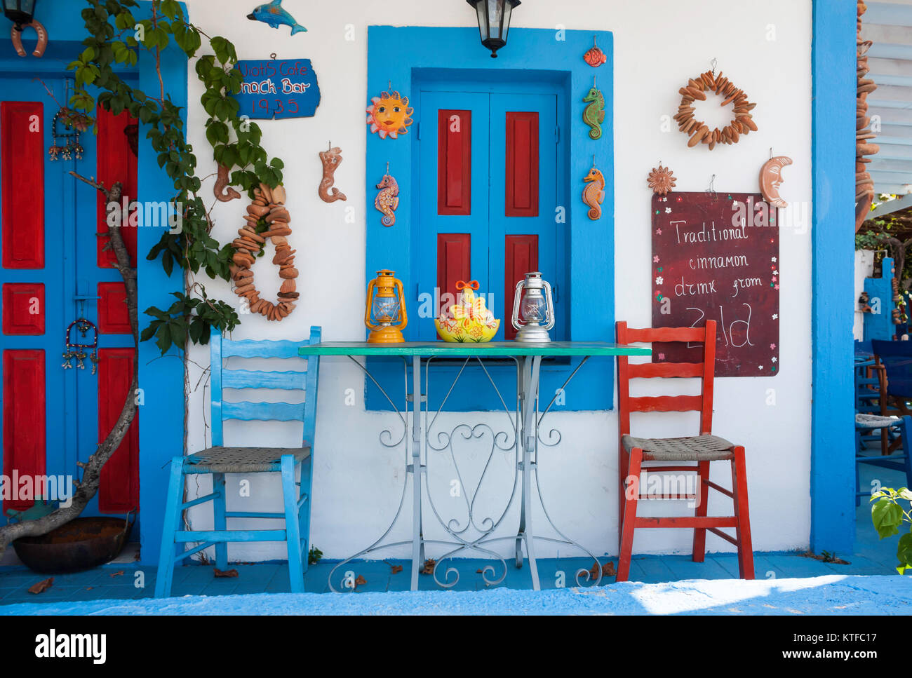 Table dehors street cafe à Kos, Grèce Banque D'Images