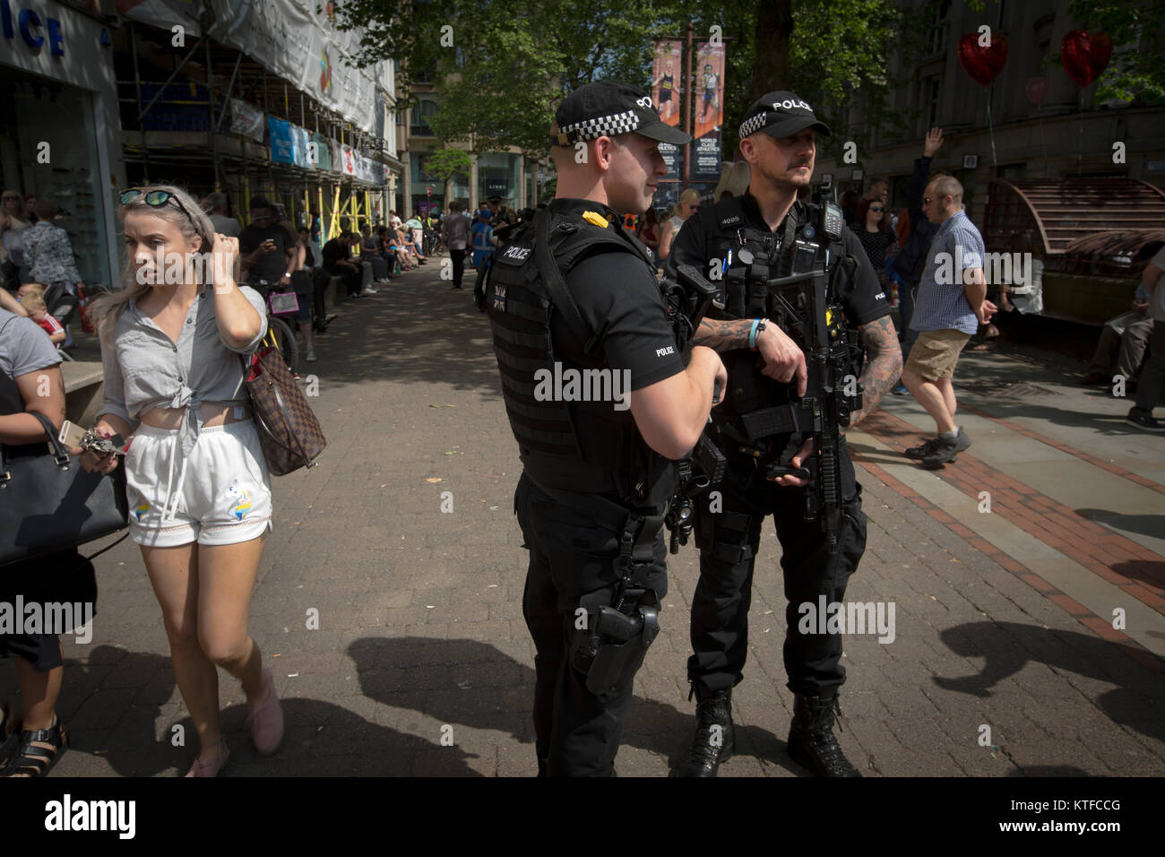 Des policiers en patrouille à St Ann's Square, Manchester après la tenue d'une minute de silence en mémoire de l'attentat le lundi précédent à la MEN Arena qui avait tué 22 personnes venues assister à un concert de rock. Banque D'Images