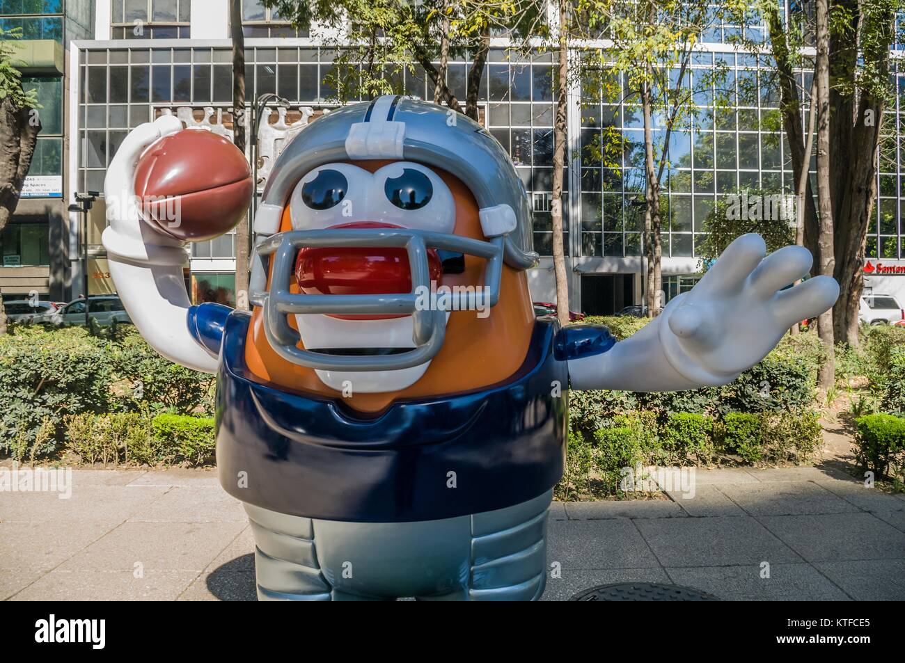 L'Avenue Reforma, À MEXICO, LE 13 NOVEMBRE 2017 - Bal de la NFL 2017 défilé à l'occasion du match entre les Patriotes et les aventuriers à la Stade Aztèque. Banque D'Images